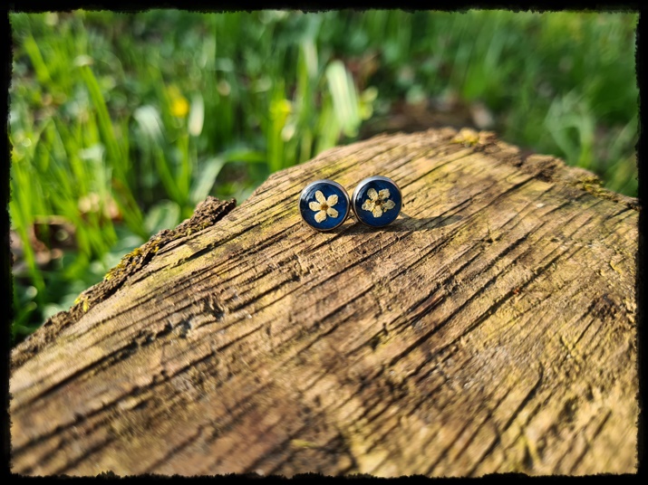 Kolczyki wkrętki z kwiatem bzu