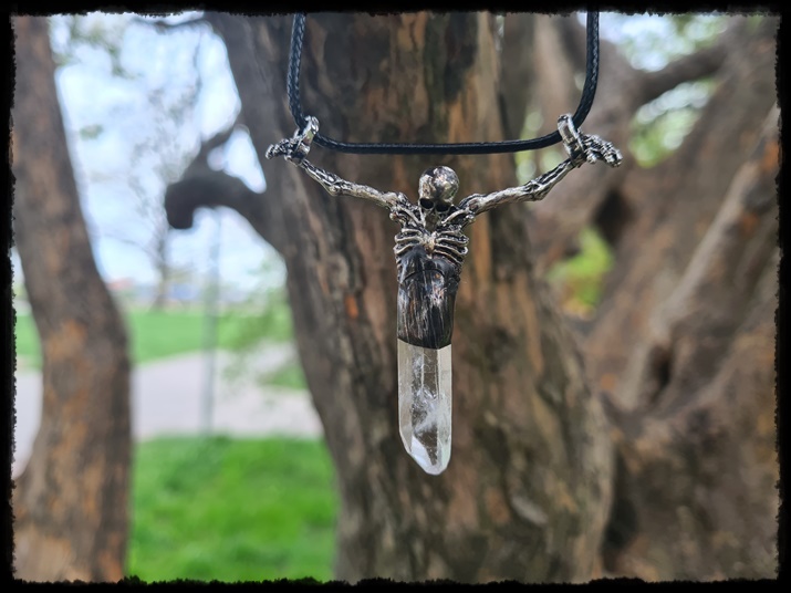 Wisior kościotrup z kryształem