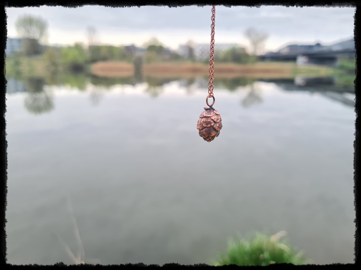 Wisior szyszka miedziana