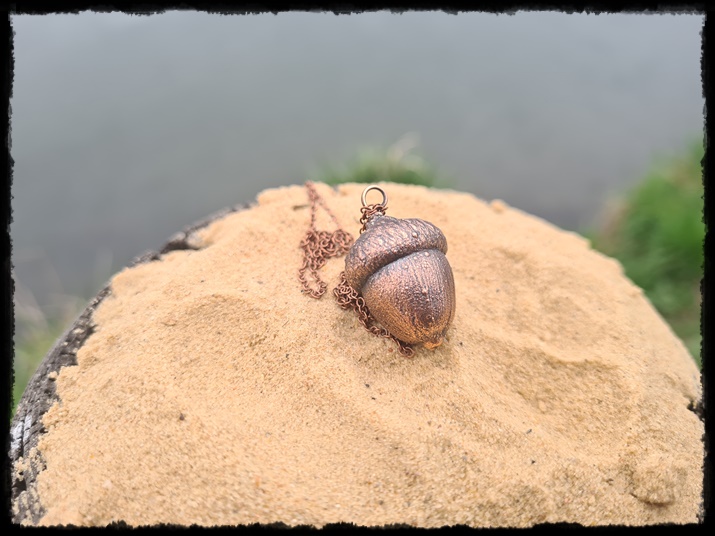 Wisior miedziany żołądź