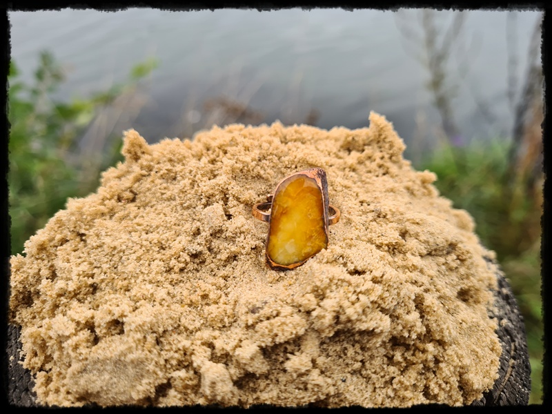 Pierścionek miedziany z bursztynem