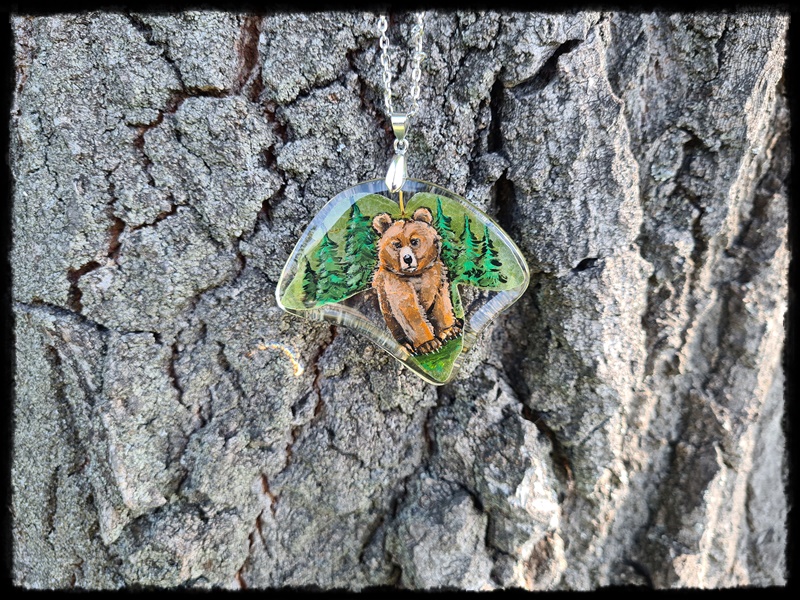 Wisior z niedźwiedziem na liściu