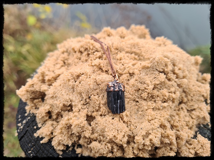 Wisior miedziany z turmalinem