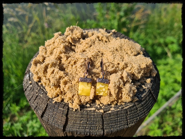 Kolczyki miedziane z bursztynem