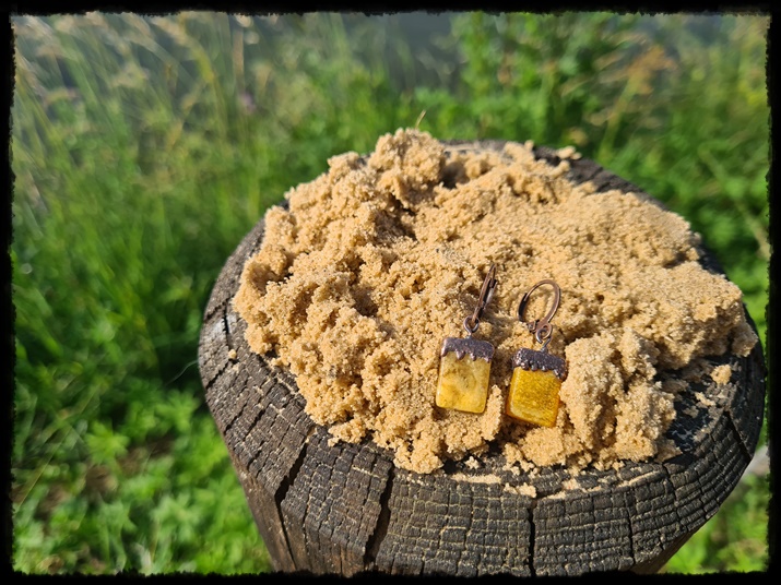 Kolczyki miedziane z bursztynem