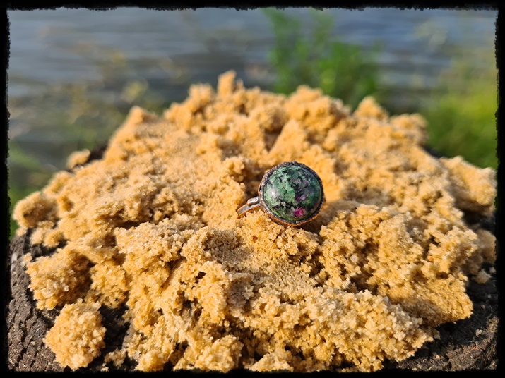 Pierścionek miedziany z zoisytem