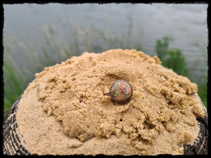 Pierścionek miedziany z unakitem