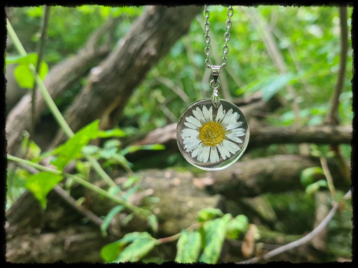 Wisior ze stokrotką