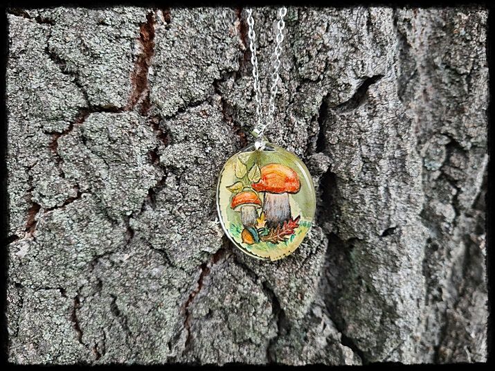 Wisior grzyby na liściu