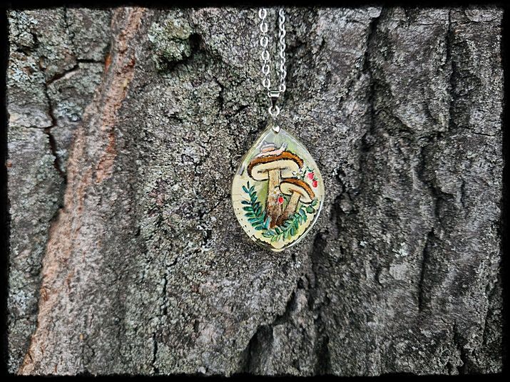 Wisior grzyby na liściu