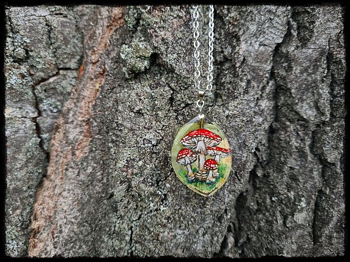 Wisior grzyb na liściu