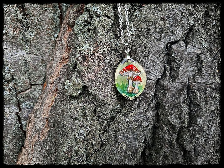 Wisior grzyby na liściu