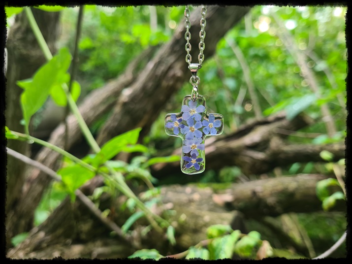 Wisior krzyż z niezapominajkami