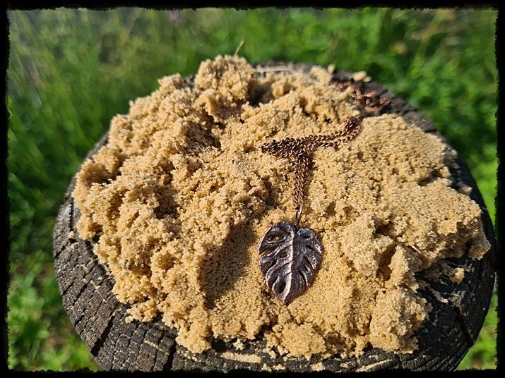 Wisior miedziany liść monstery