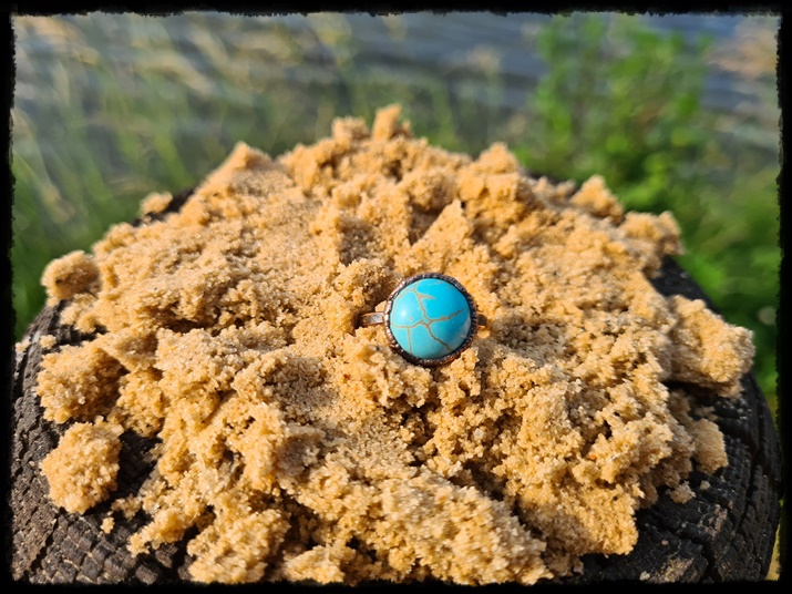 Pierścionek miedziany z howlitem