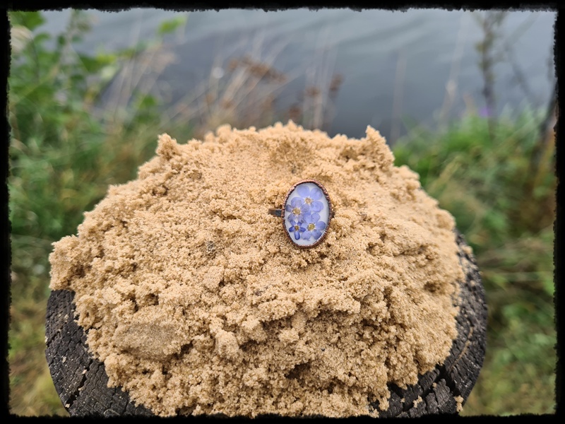 Pierścionek miedziany z niezapominajkami