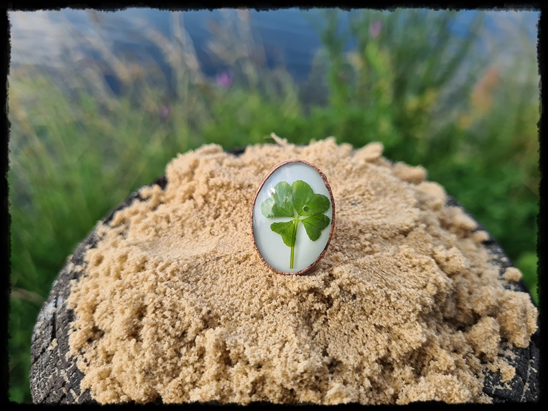 Pierścionek miedziany z czterolistną koniczyną