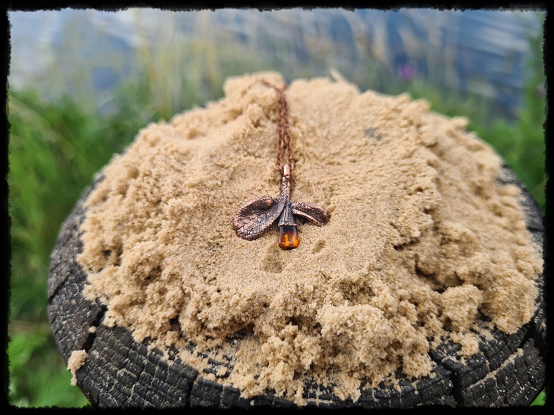 Wisior miedziany z bursztynem