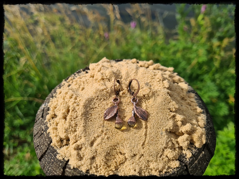 Kolczyki miedziane z bursztynem