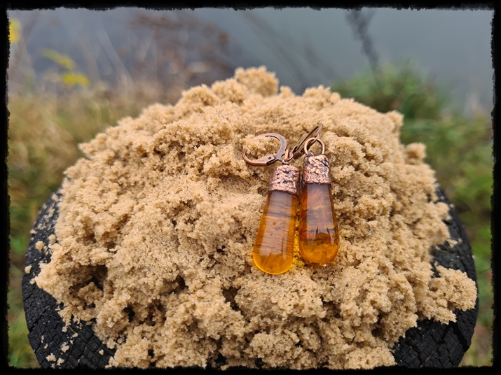 Kolczyki miedziane z bursztynem