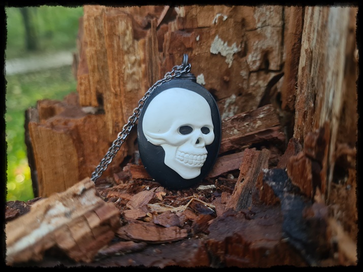 Wisior kamea z czaszką