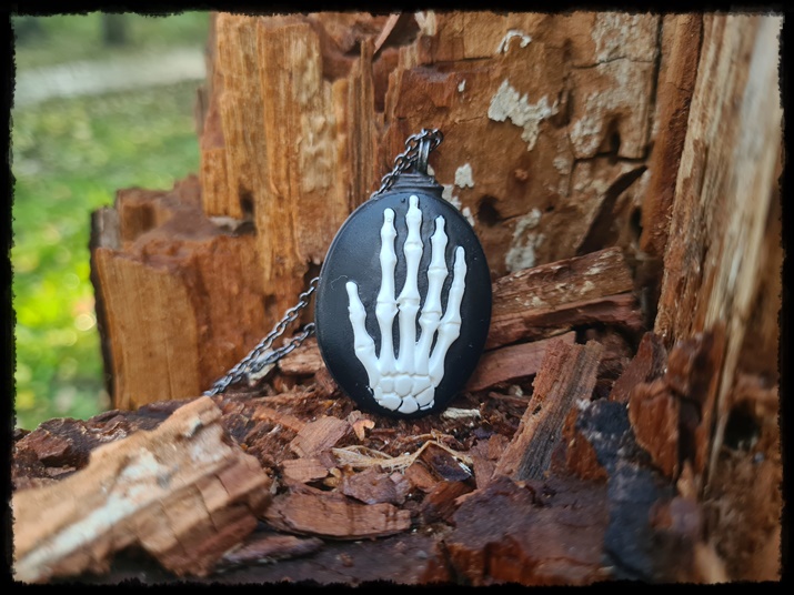 Wisior kamea z trupią ręką