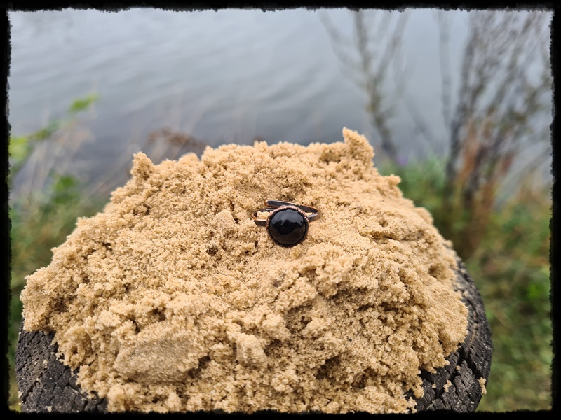 Pierścionek miedziany z onyksem