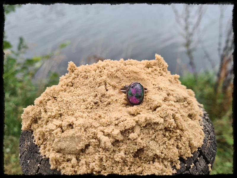 Pierścionek miedziany z zoisytem