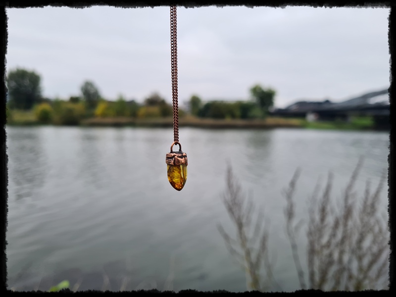 Wisior bursztyn w miedzi