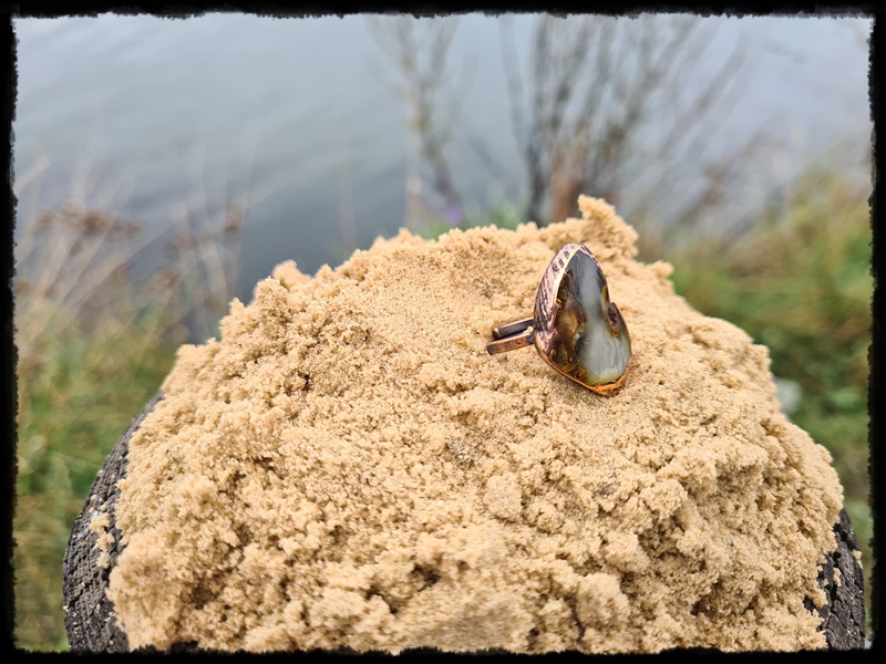 Pierścionek miedziany z bursztynem