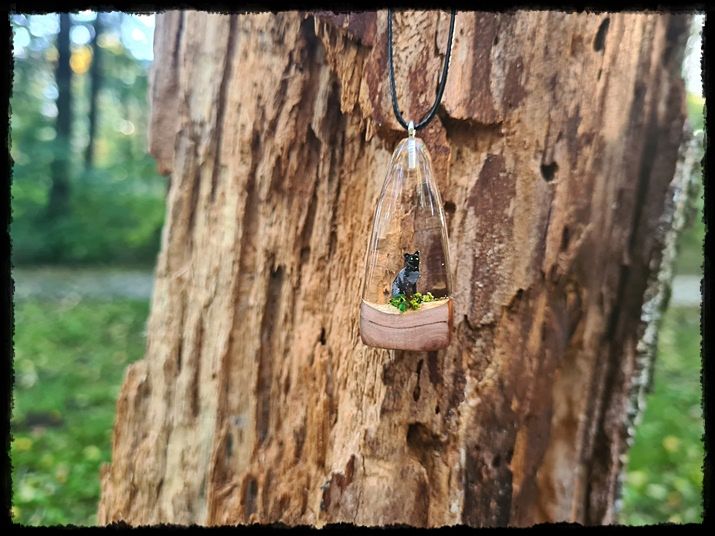 Wisior drewniana kropla z kotem