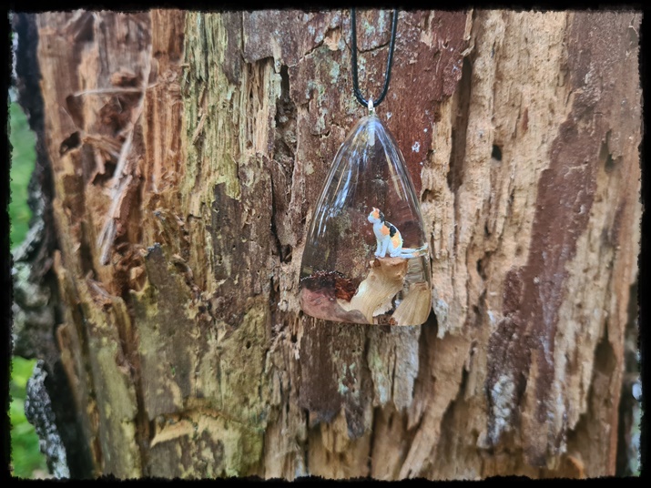 Wisior drewniana kropla z kotem