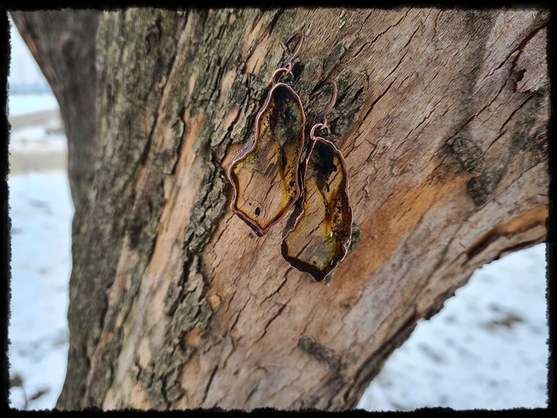 Kolczyki miedziane z bursztynem