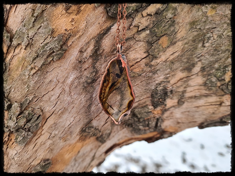 Wisior miedziany z bursztynem