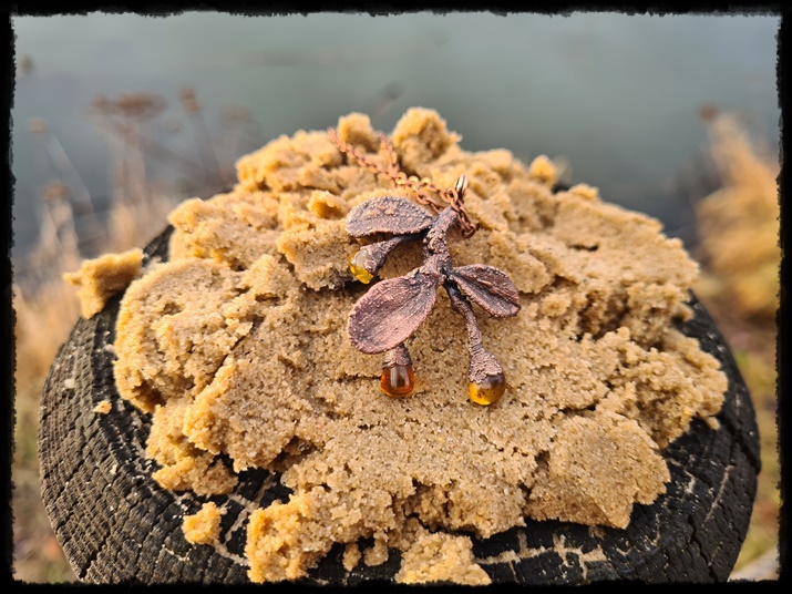 Wisior miedziana gałązka z bursztynem