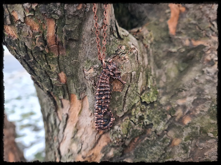 Wisior miedziany konik morski