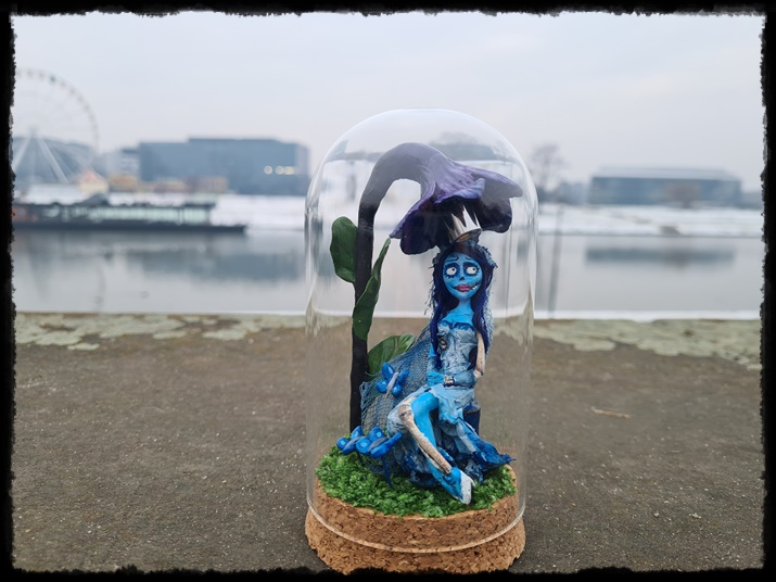 Szklana kopułka z gnijącą panną młodą