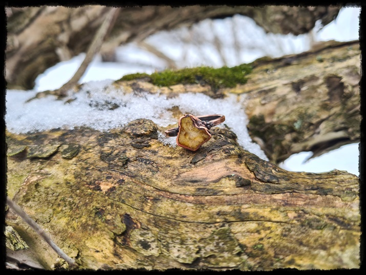Pierścionek miedziany z bursztynem