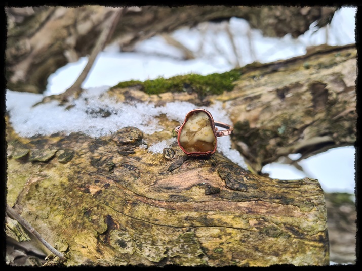 Pierścionek miedziany z bursztynem
