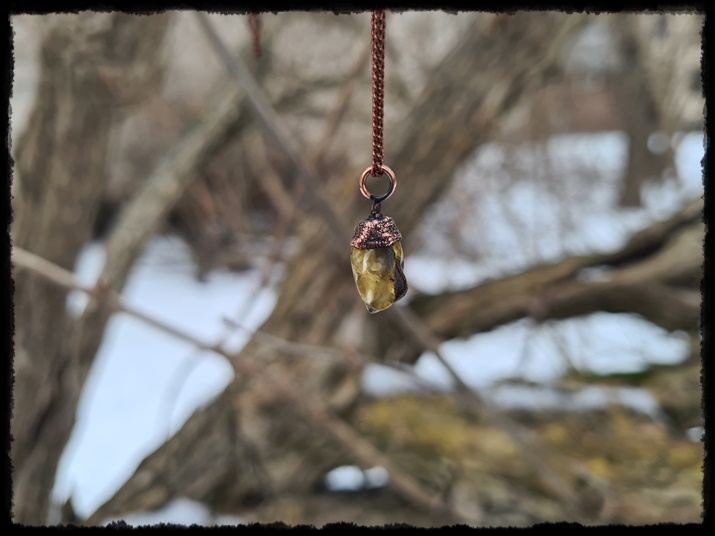 Wisior miedziany z bursztynem