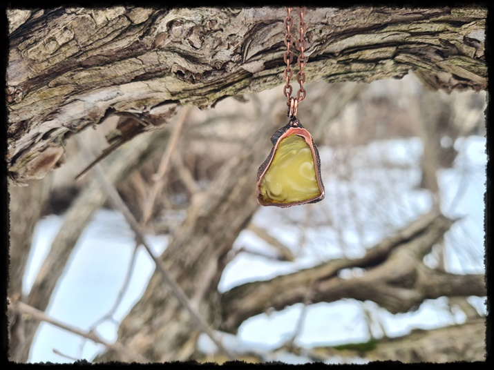 Wisior miedziany z bursztynem