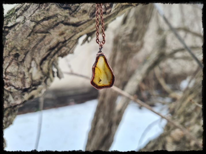 Wisior miedziany z bursztynem