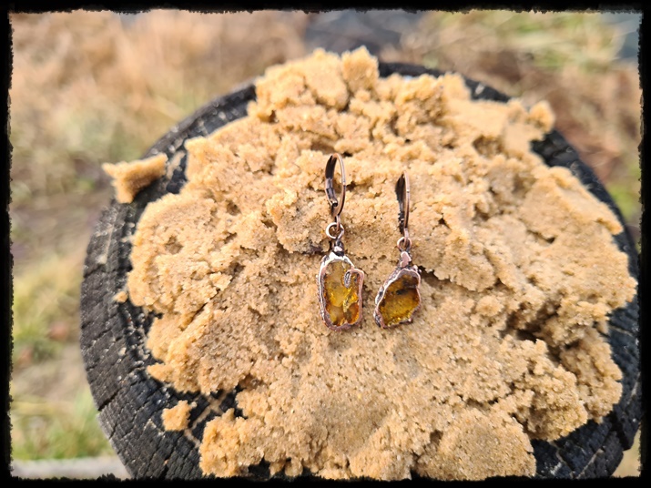 Kolczyki miedziane z bursztynem