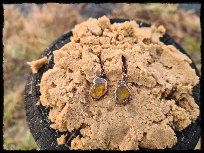 Kolczyki miedziane z bursztynem