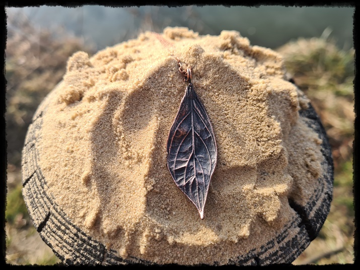 Wisior liść w miedzi