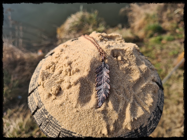 Wisior liść paproci w miedzi