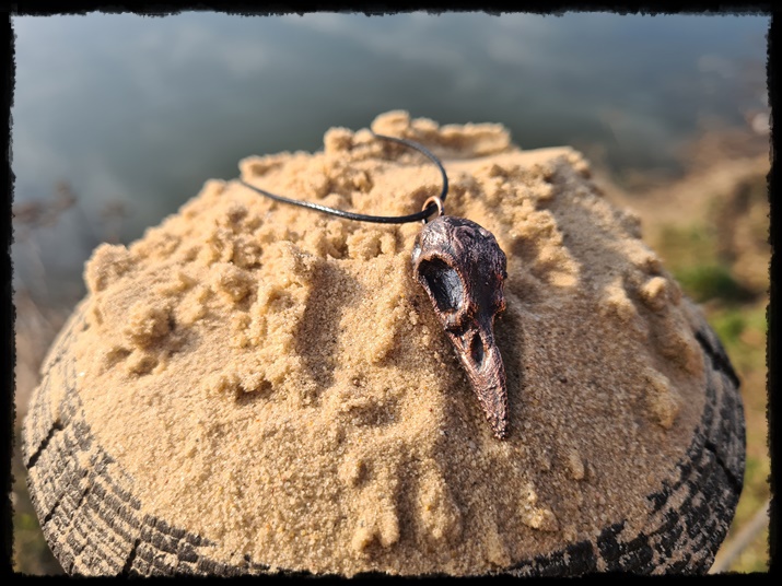 Wisior miedziana czaszka kruka