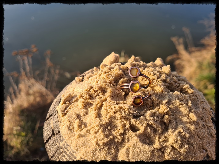 Pierścionek miedziany z bursztynem