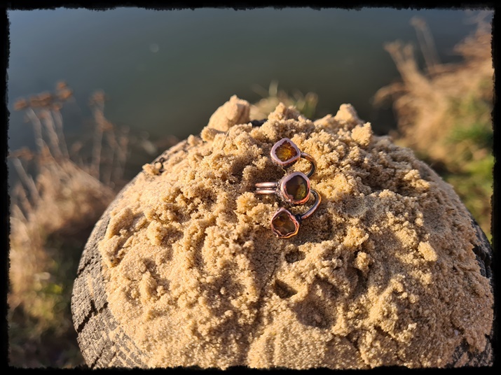 Pierścionek miedziany z bursztynem