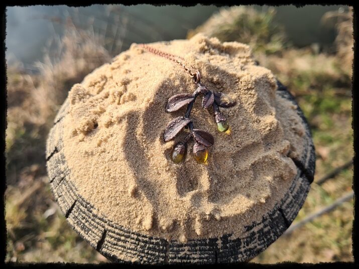 Wisior miedziana gałązka z bursztynem